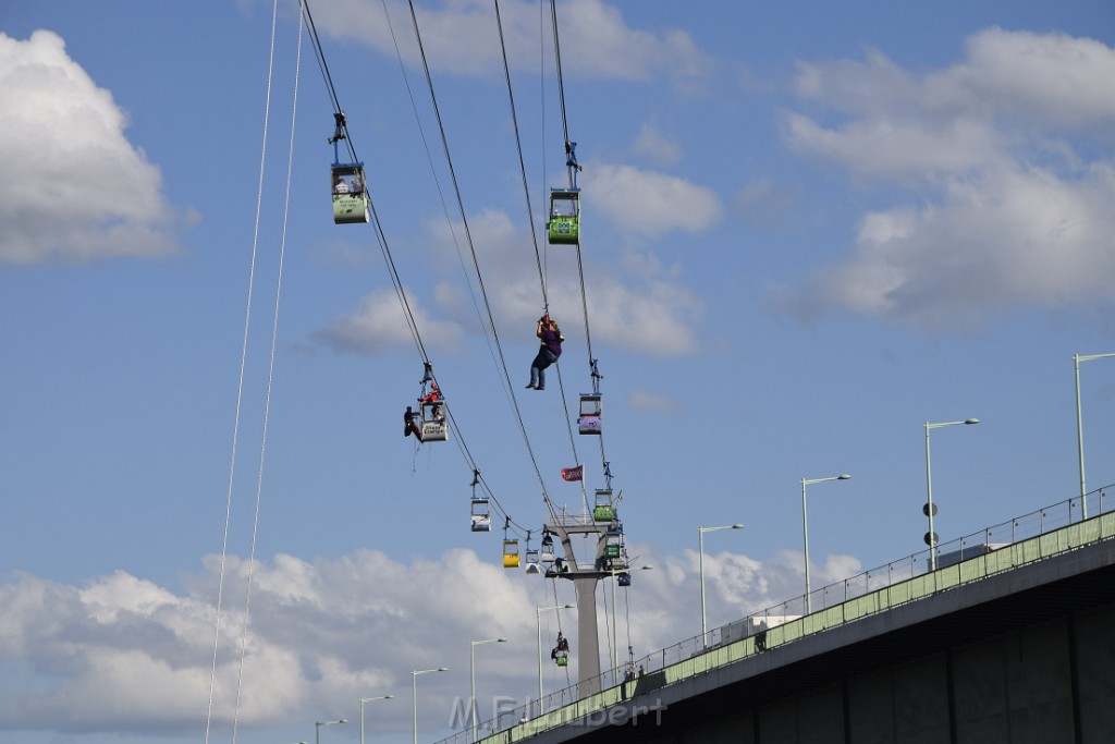 Koelner Seilbahn Gondel blieb haengen Koeln Linksrheinisch P458.JPG - Miklos Laubert